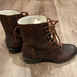 Sorel Phoenix lace up shearling boot Sz 8